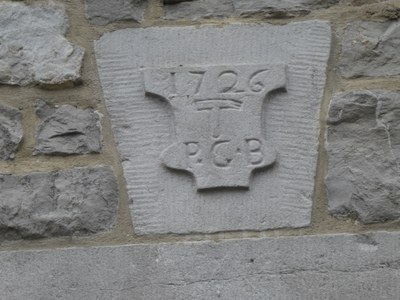 Art décoratif, pierre datée