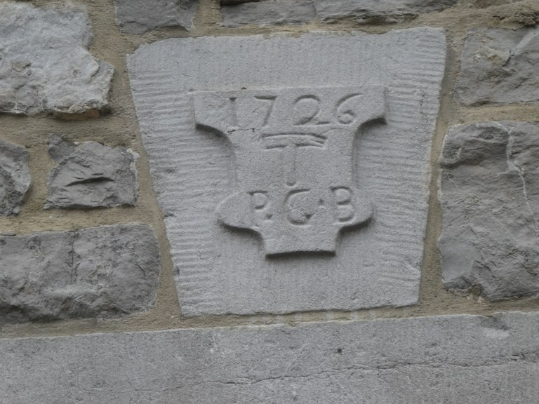 Art décoratif, pierre datée