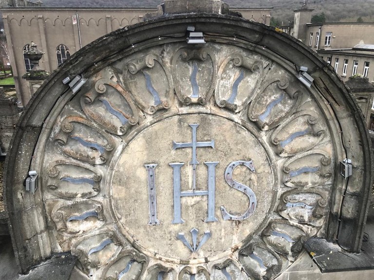 Enseigne décorative I H S