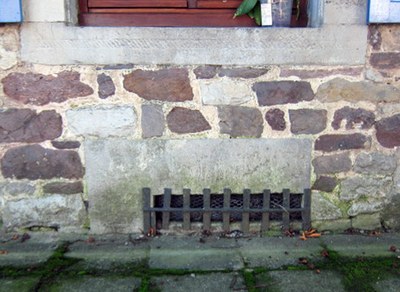 Grille de protection d’un soupirail ‘’jour-d’en-haut’’