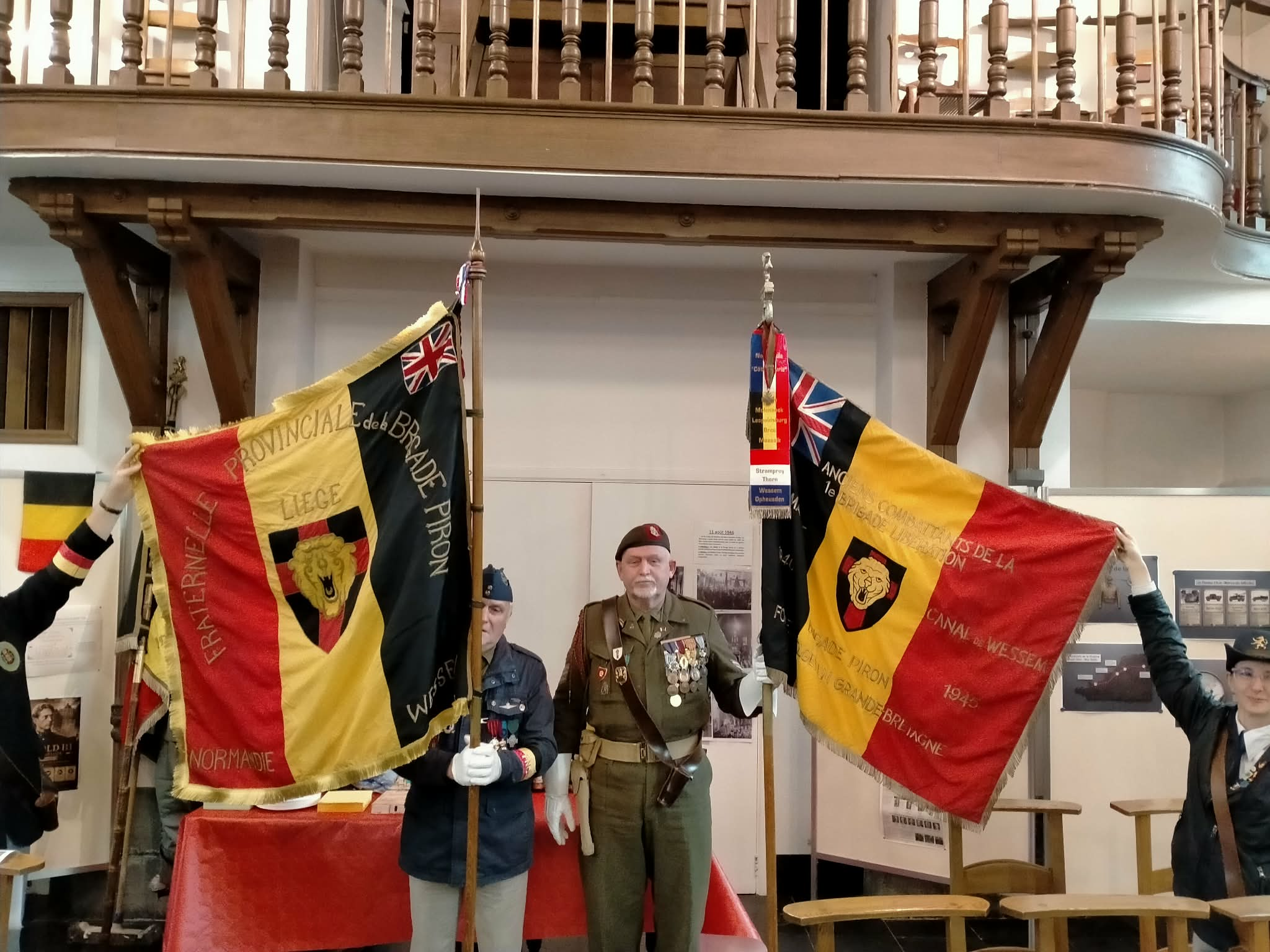 Drapeau de Couvin avec le Président Henri Jacquet et le drapeau national Brigade Piron avec Patrick Robbens.